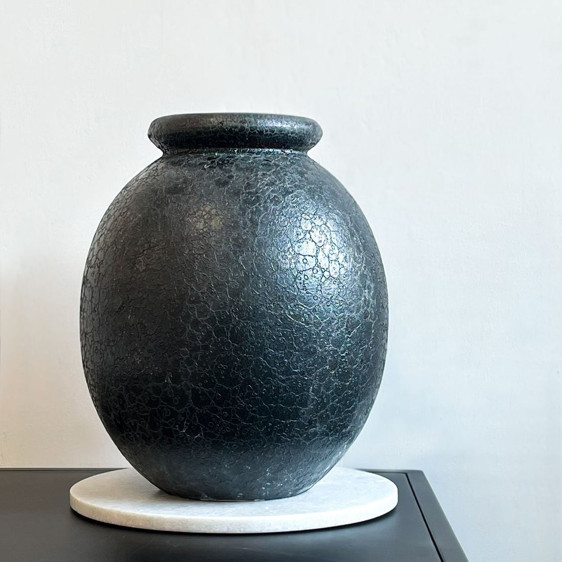 Earthware round vessel Aged Black