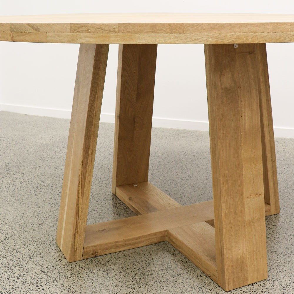 Arizona Oak Round Table - Pedestal