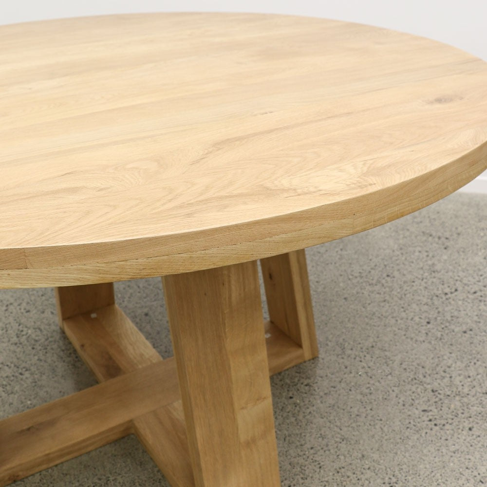 Arizona Oak Round Table - Pedestal